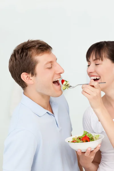 Mutlu çift birlikte yemek — Stok fotoğraf