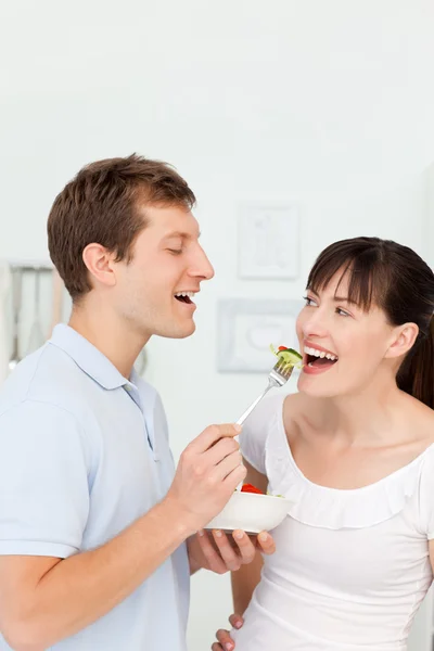 Happy couple eating together — Stock Photo, Image