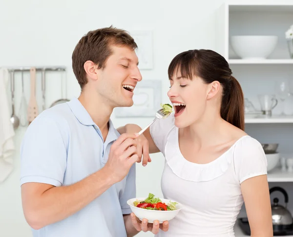 Pareja feliz comiendo juntos — Foto de Stock