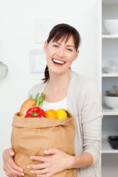 Mujer con bolsas de compras en la cocina —  Fotos de Stock