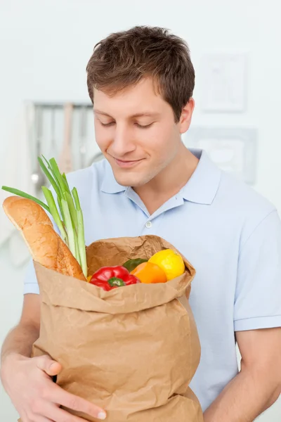 Adam mutfakta shoping çanta ile — Stok fotoğraf