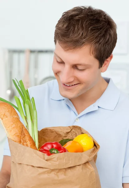 Man with shoping bags in the kitchen — Stock Photo, Image