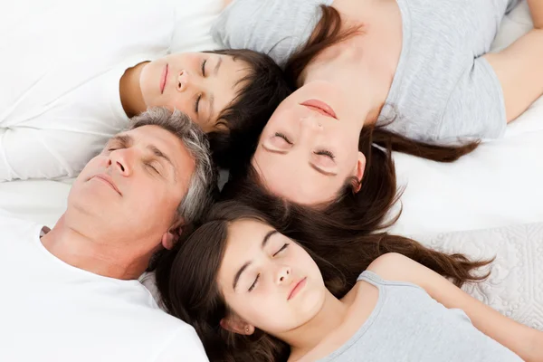 Rodina vleže na posteli — Stock fotografie
