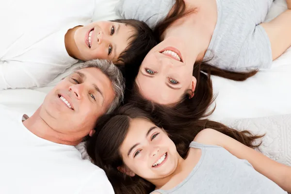 Familie legt sich auf ihr Bett — Stockfoto