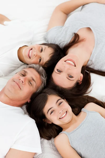 Familie op hun bed liggen — Stockfoto