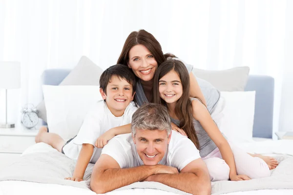 Šťastná rodina, při pohledu na fotoaparát — Stock fotografie