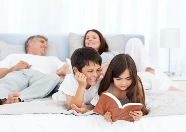 Les parents parlent pendant que leurs enfants lisent — Photo