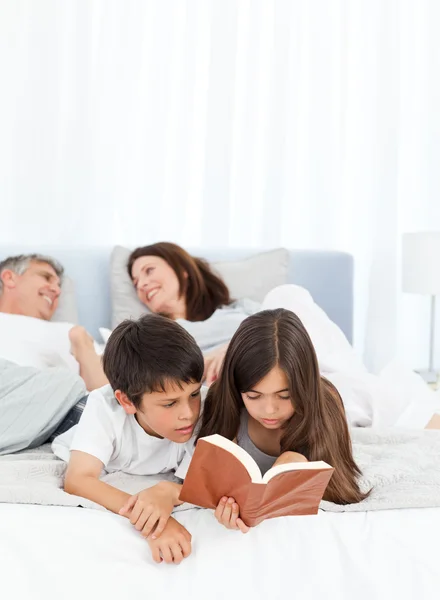 Rodzice mówić podczas czytania ich dzieci — Zdjęcie stockowe