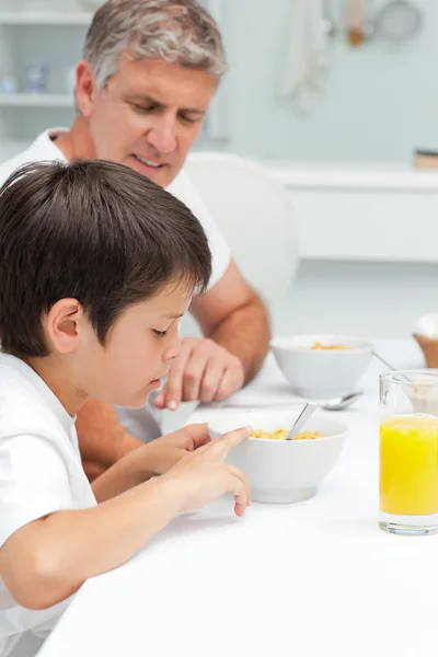 Padre desayunando con su hijo — Foto de Stock