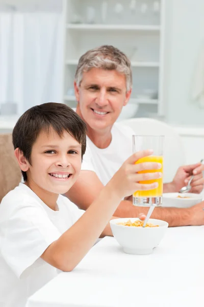 Father having his breakfast with his son — Stock Photo, Image