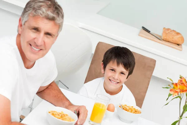 Ojciec jego śniadanie z synem — Zdjęcie stockowe
