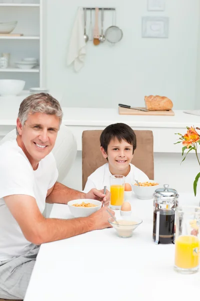 Padre desayunando con su hijo —  Fotos de Stock
