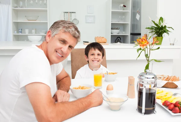 Far med sin frukost med sin son — Stockfoto