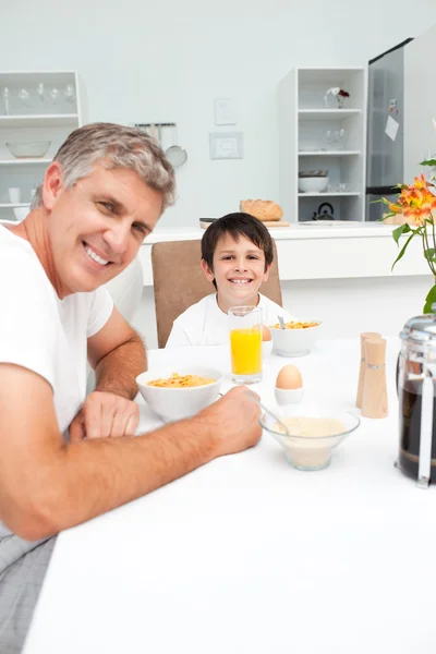Vater frühstückt mit seinem Sohn — Stockfoto