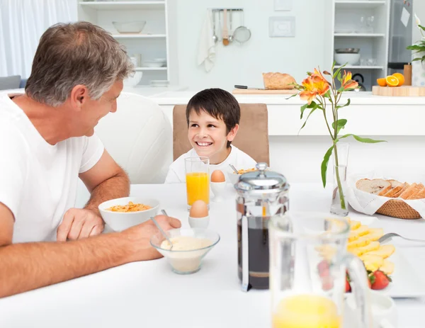 Ojciec jego śniadanie z synem — Zdjęcie stockowe