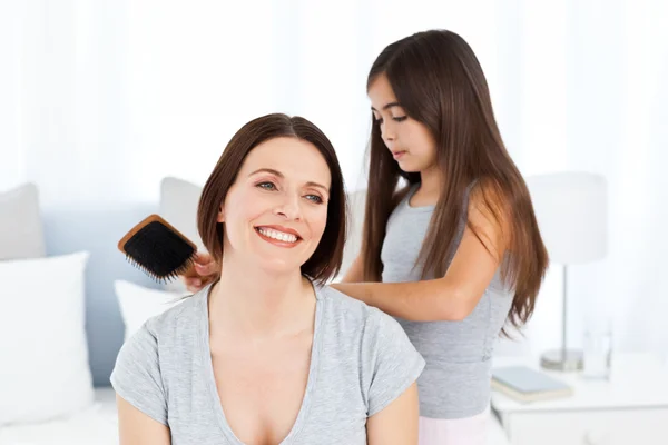 Piękne córki szczotkowanie włosy kobieta — Zdjęcie stockowe