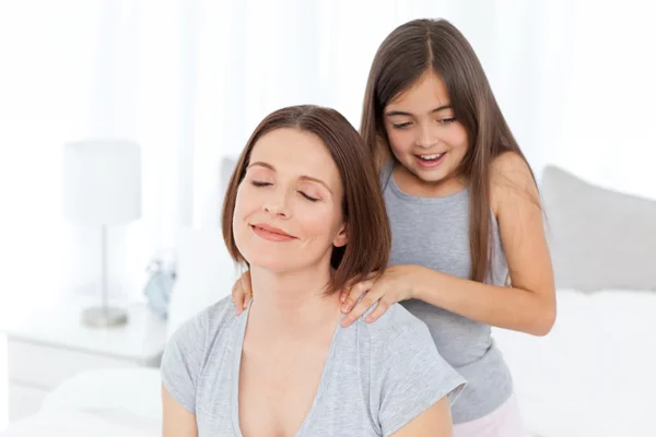Прекрасная дочь расчесывает волосы своей женщине — стоковое фото