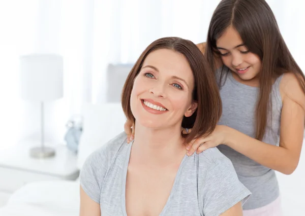 Linda filha escovando seu cabelo de mulher — Fotografia de Stock
