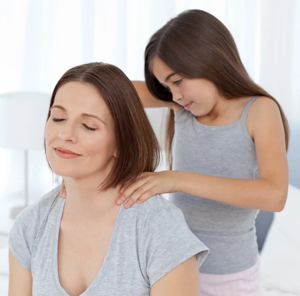 Preciosa hija cepillando su cabello de mujer — Foto de Stock