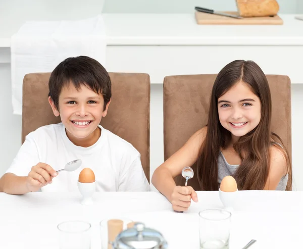 Crianças tomando café da manhã na cozinha — Fotografia de Stock