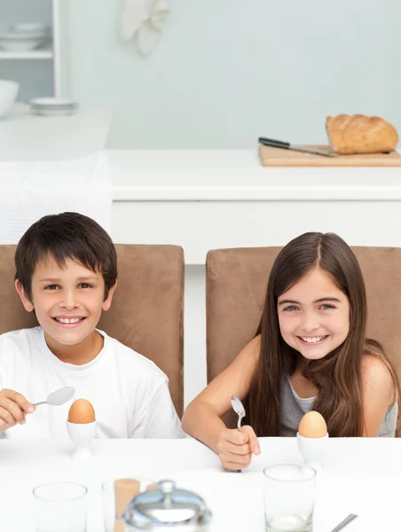 Barn som äter frukost i köket — Stockfoto
