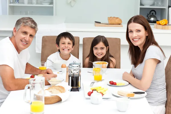 Οικογένεια τρώει πρωινό στην κουζίνα — Φωτογραφία Αρχείου