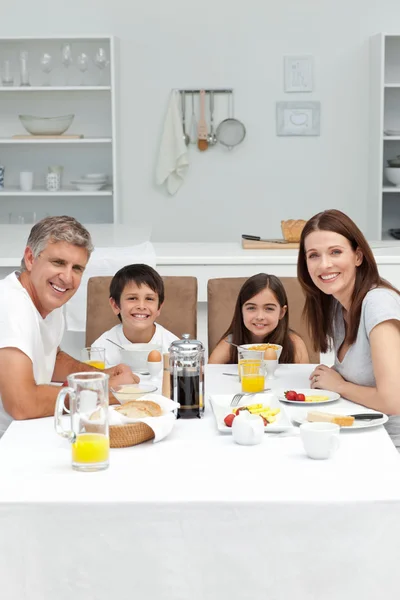 キッチンで朝食をとる家族 — ストック写真