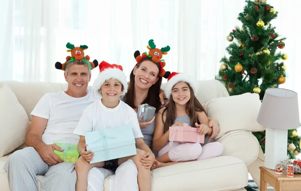 Familj under julen dag tittar på kameran — Stockfoto