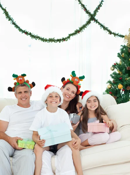 Família durante o dia de Natal olhando para a câmera — Fotografia de Stock
