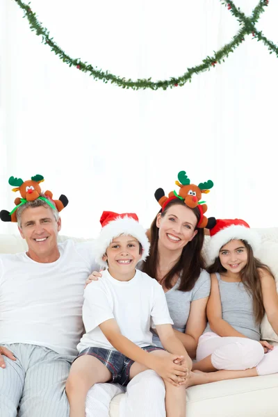 Rodina během vánoční den při pohledu na fotoaparát — Stock fotografie