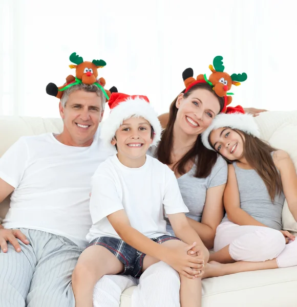 Familj under julen dag tittar på kameran — Stockfoto