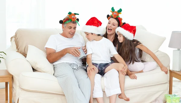 Famille pendant le jour de Noël en regardant leurs cadeaux — Photo