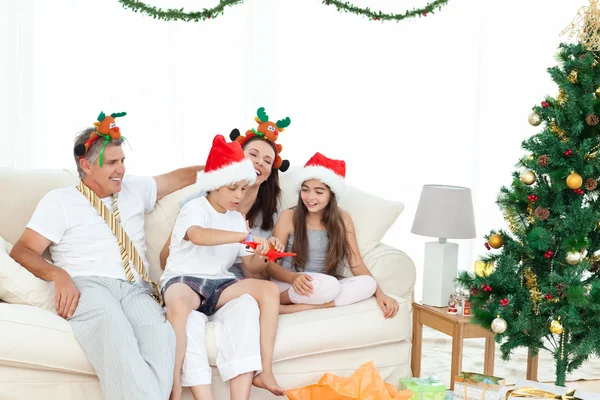 그들의 선물을 보고 크리스마스 하루 동안 가족 — 스톡 사진