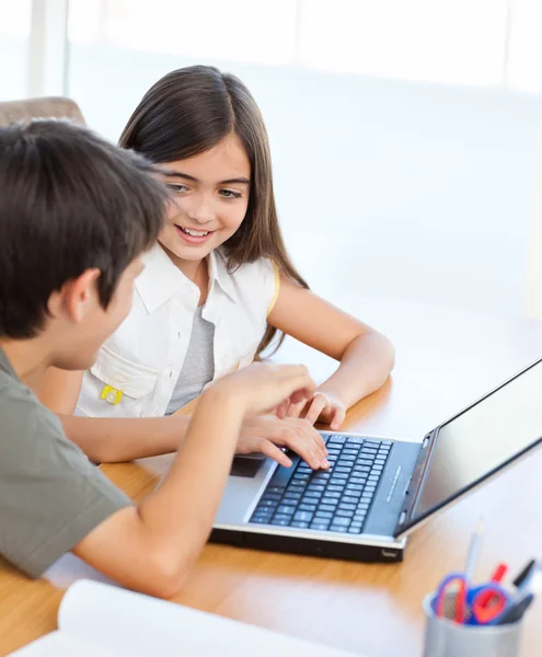 Kinderen werken op hun laptop thuis — Stockfoto