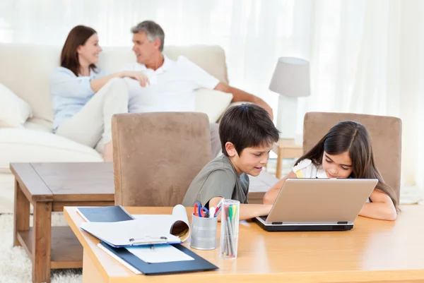 Kinderen werken op hun laptop thuis — Stockfoto