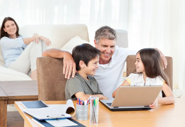 Rodina při pohledu na laptop — Stock fotografie