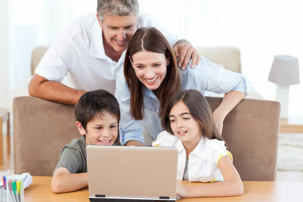 Família olhando para o laptop — Fotografia de Stock