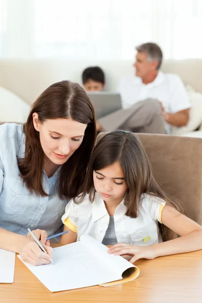 Mamma att hjälpa sin dotter för hennes läxor — Stockfoto