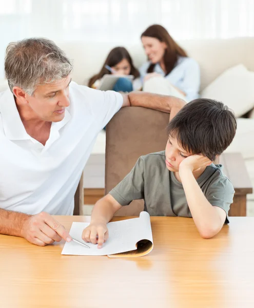Far hjälper sin son med läxan — Stockfoto