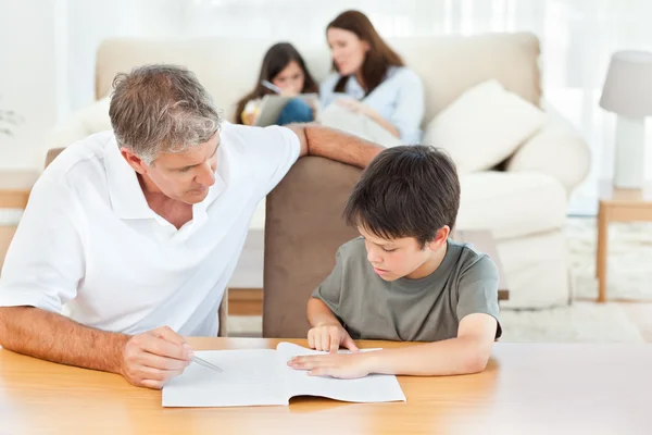 Vader helpen haar zoon met zijn huiswerk — Stockfoto