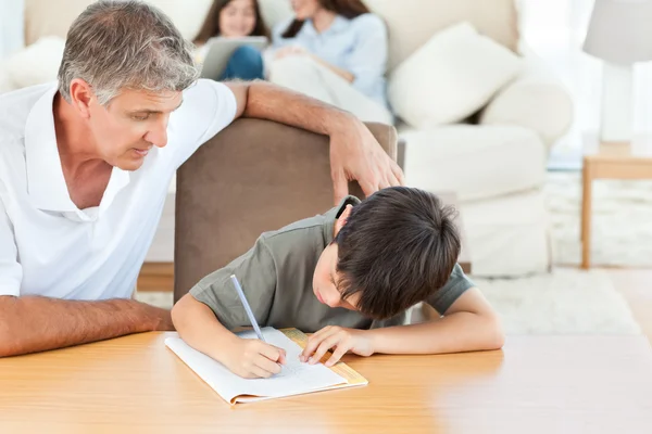 Ojciec pomaga synowi w zadaniach domowych. — Zdjęcie stockowe