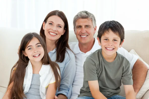 Porträtt av en leende familj — Stockfoto