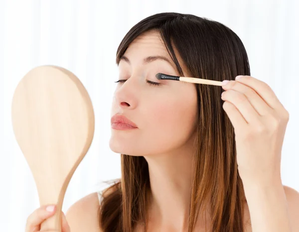 Hermosa mujer poniéndose maquillaje —  Fotos de Stock