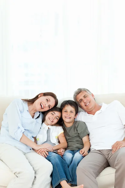 Ritratto di una famiglia sorridente — Foto Stock