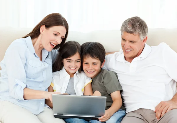 Rodziny patrząc na laptopie — Zdjęcie stockowe