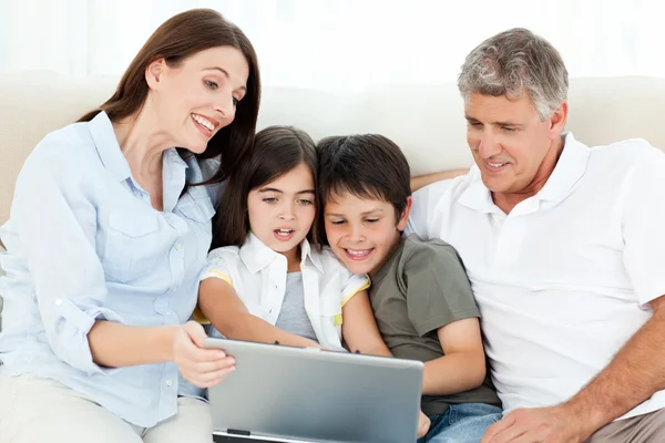 Família olhando para o laptop — Fotografia de Stock