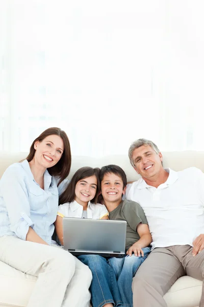 Mooie familie kijken naar de camera thuis — Stockfoto