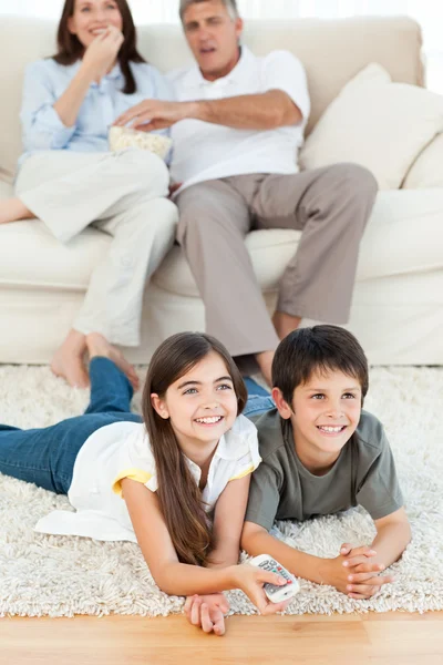Famille regardant la télévision dans le salon — Photo