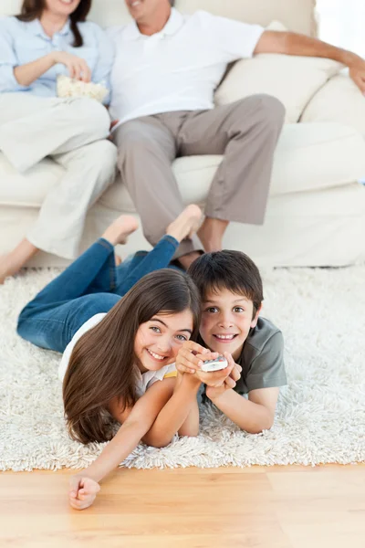Familie tv-kijken in de woonkamer — Stockfoto