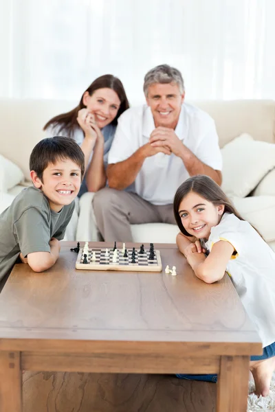 Retrato de uma pequena família em sua sala de estar — Fotografia de Stock